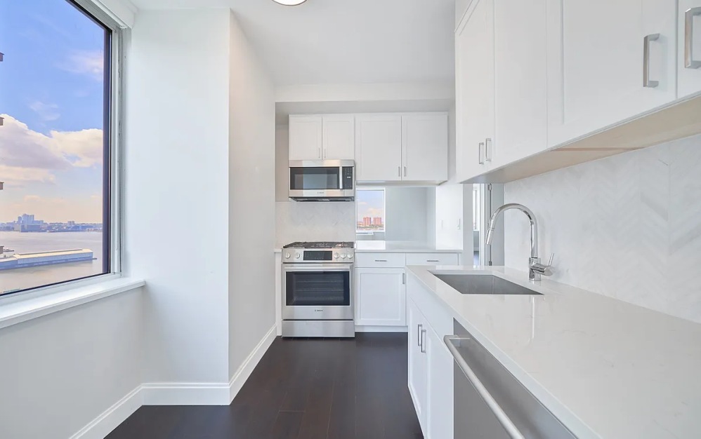 23C - 1 bedroom floorplan layout with 1 bathroom and 814 square feet (Floor 9)