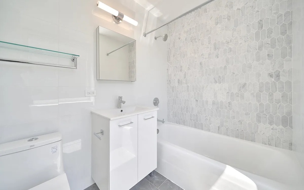 17U - 2 bedroom floorplan layout with 2 bathrooms and 1081 square feet (Floor 15)