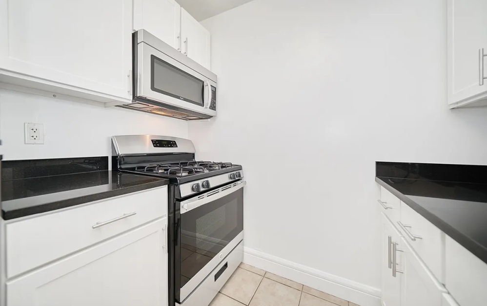 16P - 1 bedroom floorplan layout with 1 bathroom and 818 square feet (Floor 8)