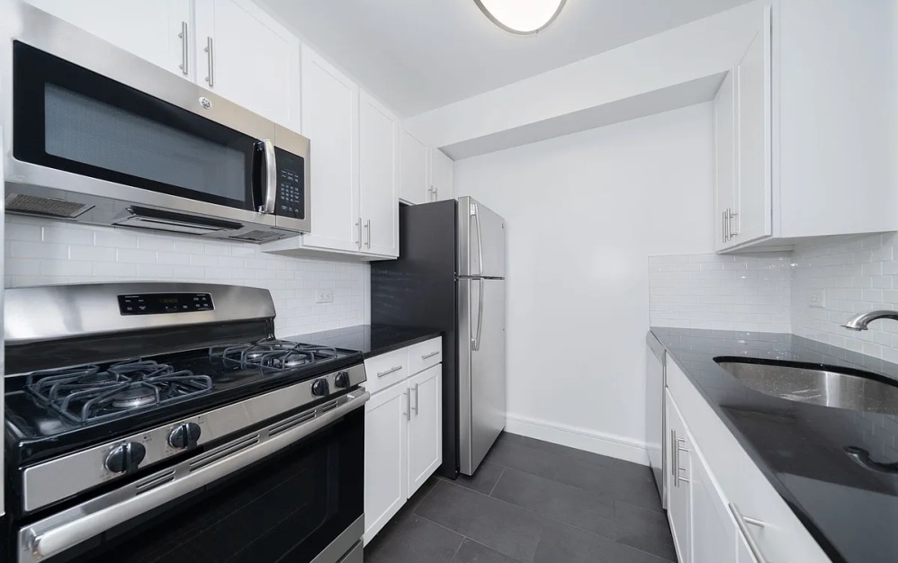 1008 - 1 bedroom floorplan layout with 1 bathroom and 679 square feet (Floor 7)