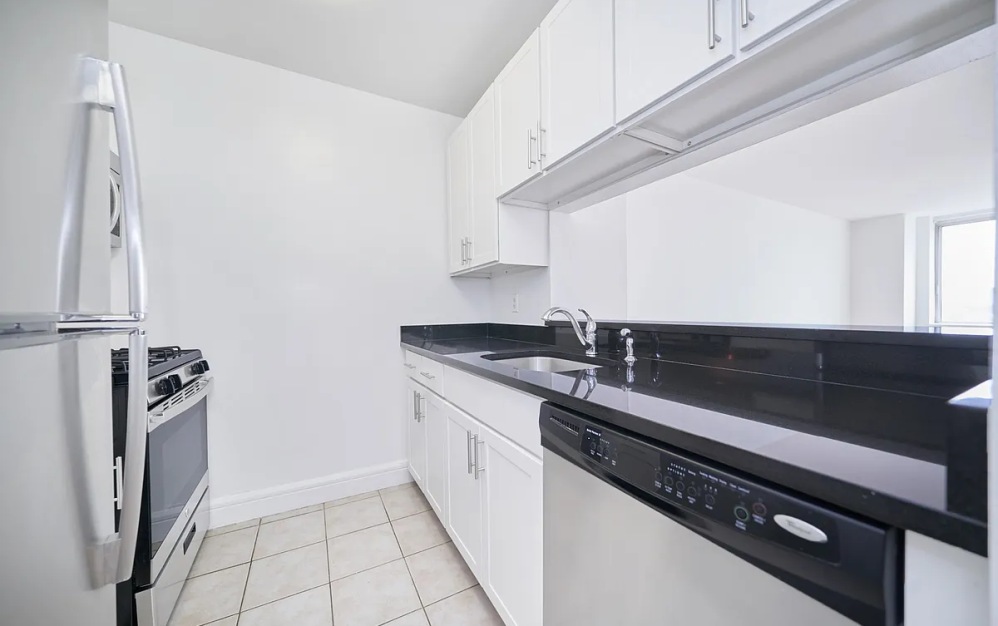 16P - 1 bedroom floorplan layout with 1 bathroom and 818 square feet (Floor 7)